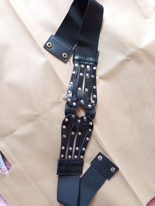 Пояс выделить талию.