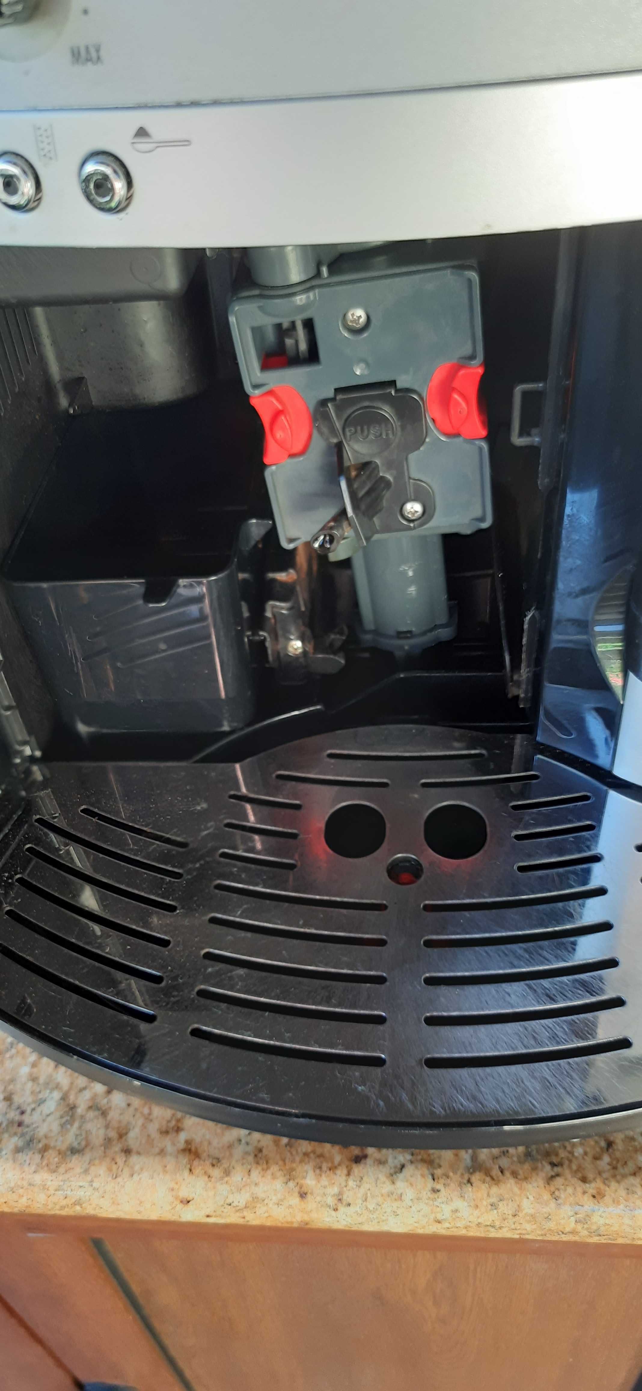 Кафеавтомат Delonghi ESAM 3200, 1350W в отлично състояние