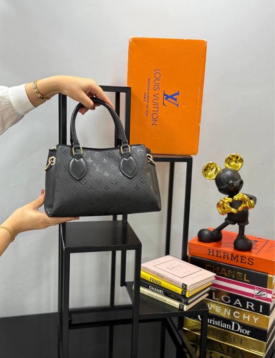 Geanta Louis Vuitton noua !!! Dimensiuni 25/17 !!!
