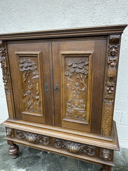 Шкаф с фигурална резба  сценични панели