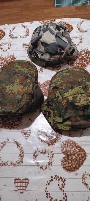 Продавам чисто нови Военни шапки едната е зимна номер 60
