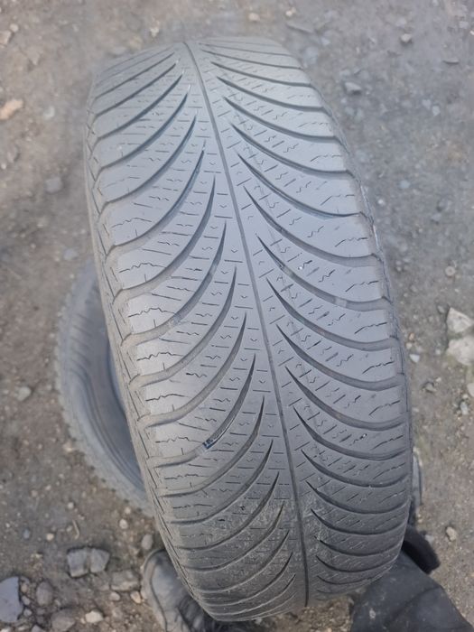 Vand 2 anvelope 185 65 15 goodyear de iarna