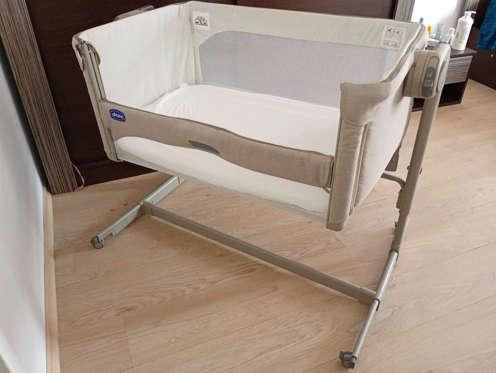 Детска кошарка с падаща страна Chicco - Next 2 Me Magic, Cool Grey
Арт