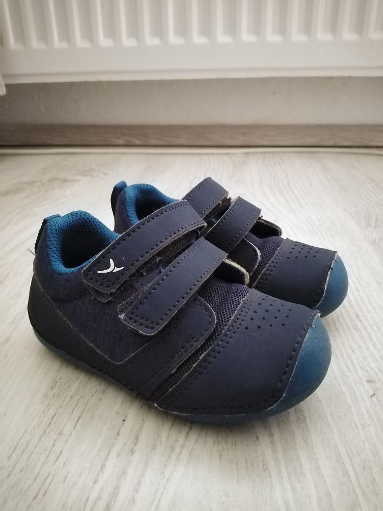 Papuci bleumarin cu velcro