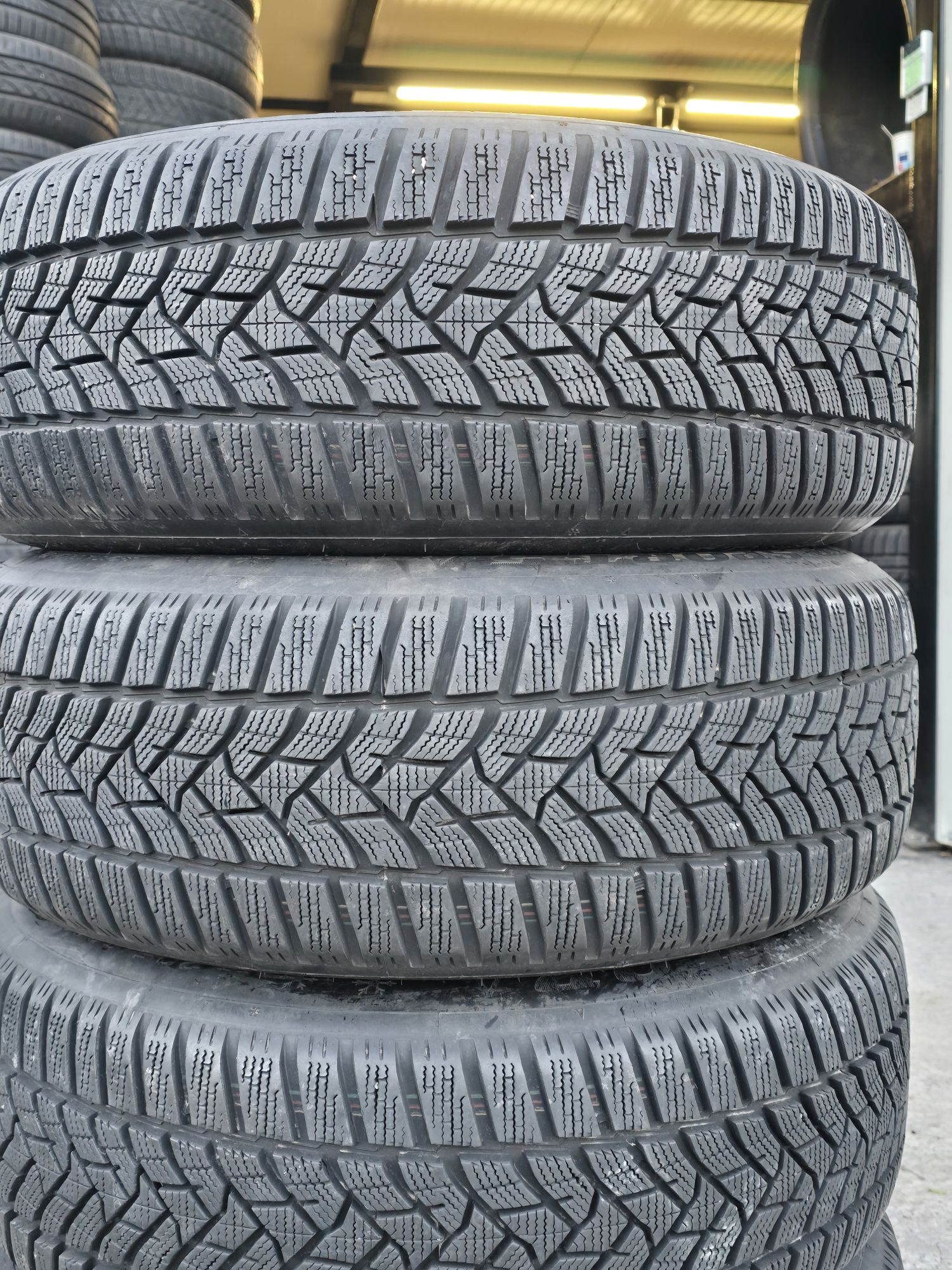 4 Броя 205/60/16 Dunlop 2x8,5mm 2x8mm