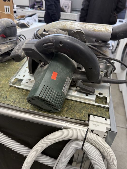 Продавам професионален ръчен циркуляр METABO