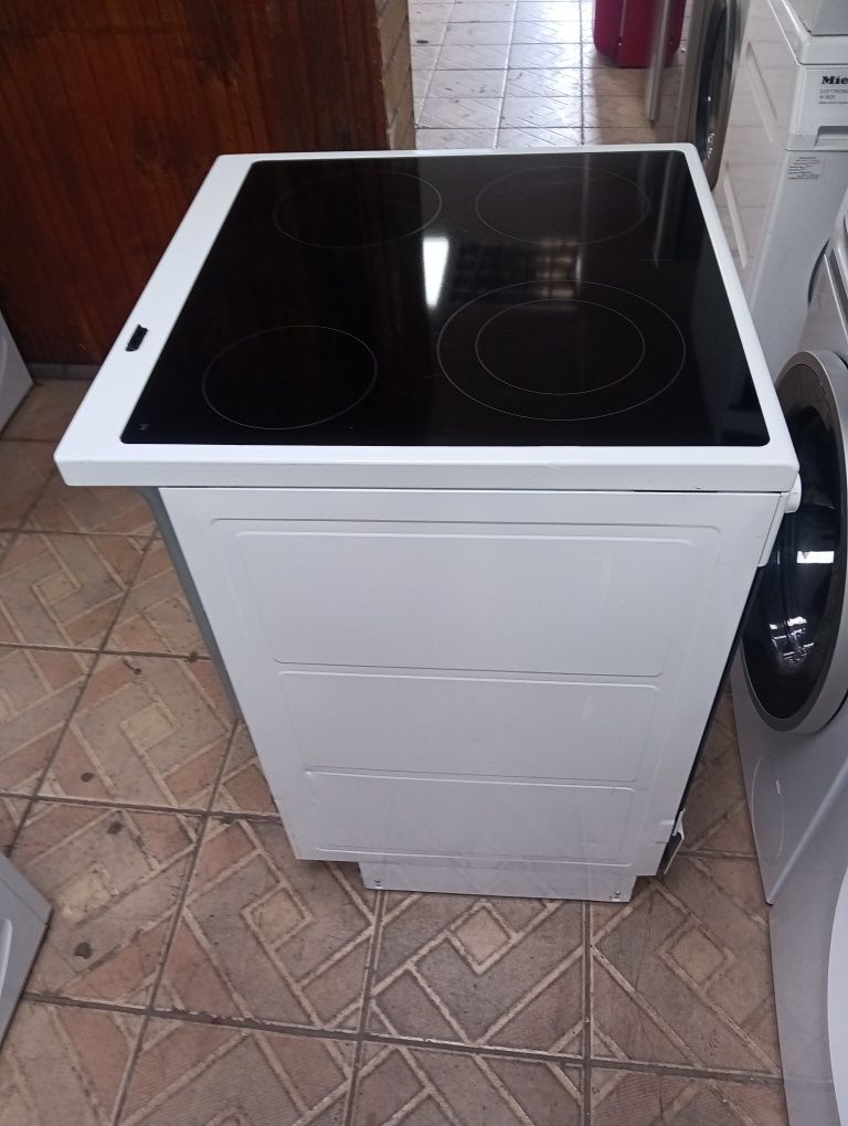 Свободно стояща печка с керамичен плот Voss. Electrolux с гаранция!