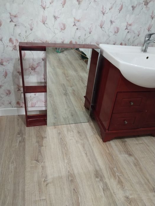 Раковина с тумбой и зеркалом