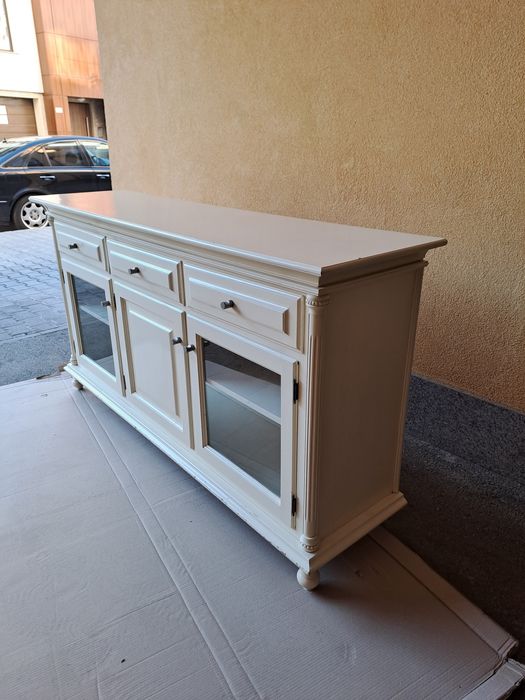 Класически масивен шкаф за трапезария