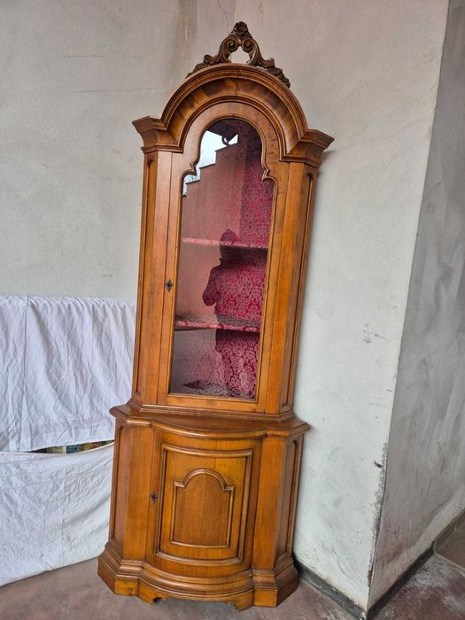 Vitrină de colț în stil baroc