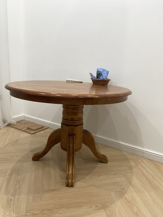 Круглый обеденный стол