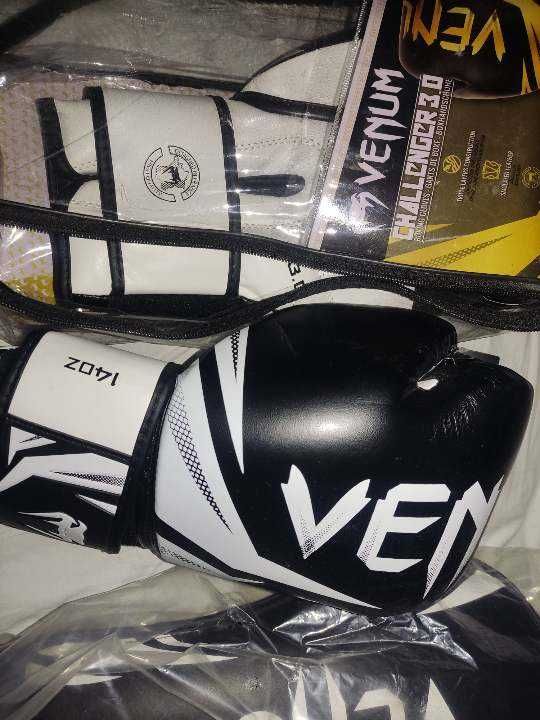 Боксови ръкавици Venum + Протектори за крака Venum ! ЧИСТО НОВИ !