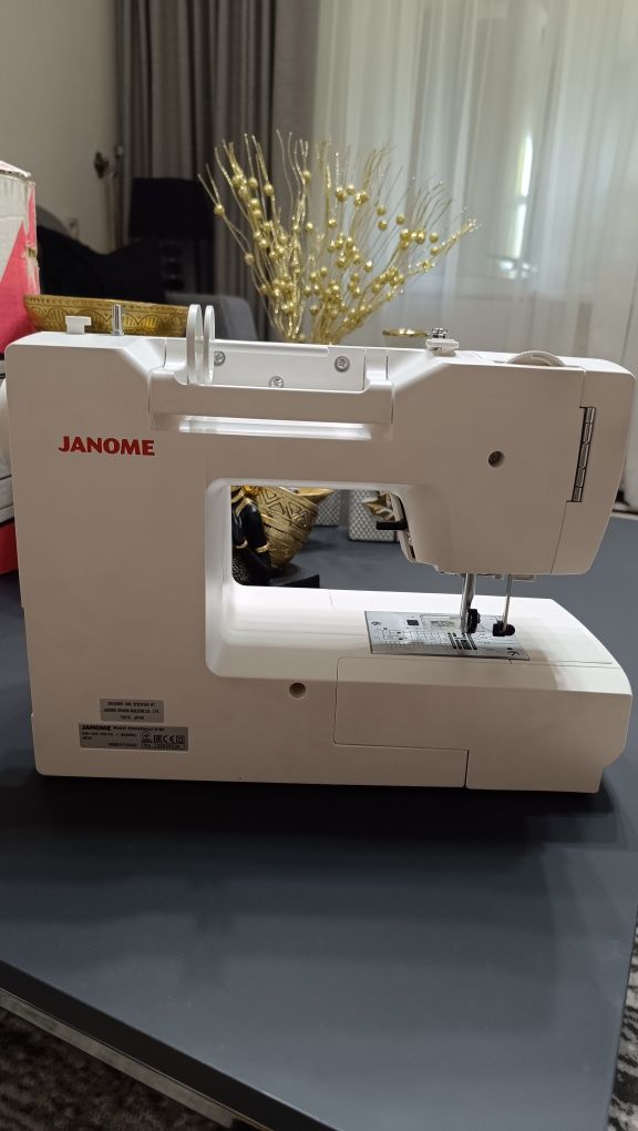 Швейная машинка JANOME 6180. Компьютерная машинка.