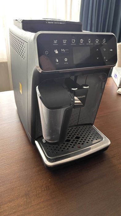 Espressor automat Philips seria 4300 cu sistem spumare lapte LatteGo