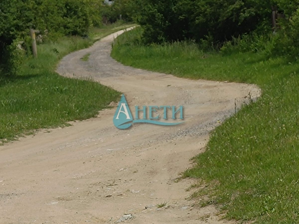 УПИ 805 м2 в с.Горна Василица с Разртешение за строеж на 2 къщи,