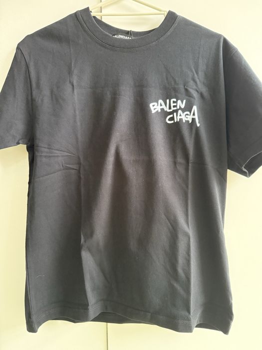 Стилна тенистка брандирана след Balenciaga