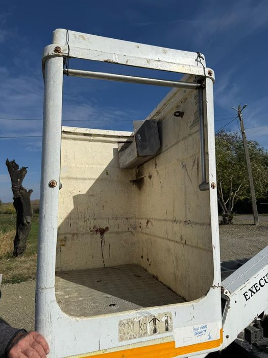 Vând Nissan Cabstar