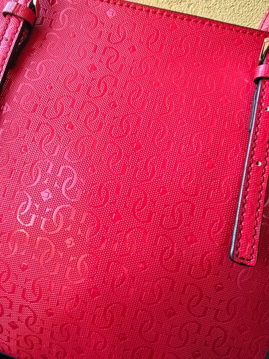 Guess оригинална дамска чанта в малиново червен цвят