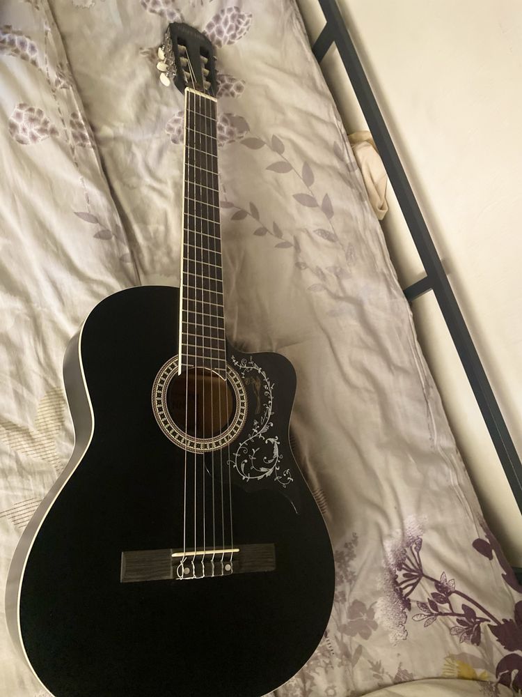 Gitara akustika holati zor