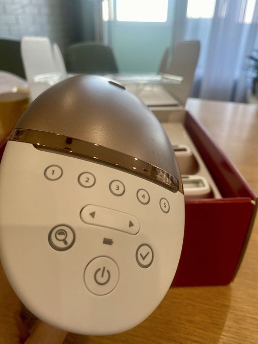 Фотоепилатор Philips Lumea 9900