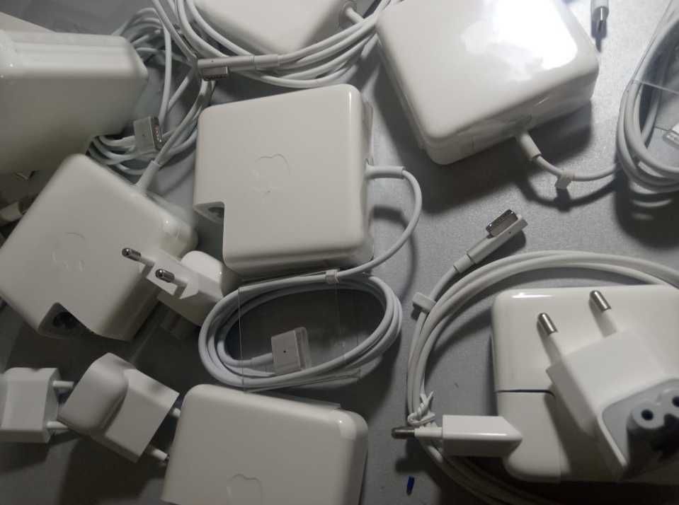 на MACBOOK зарядка, блок питания
