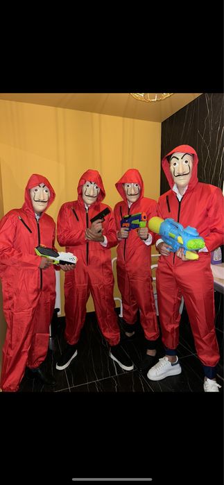 Vand costume pentru furatul miresei