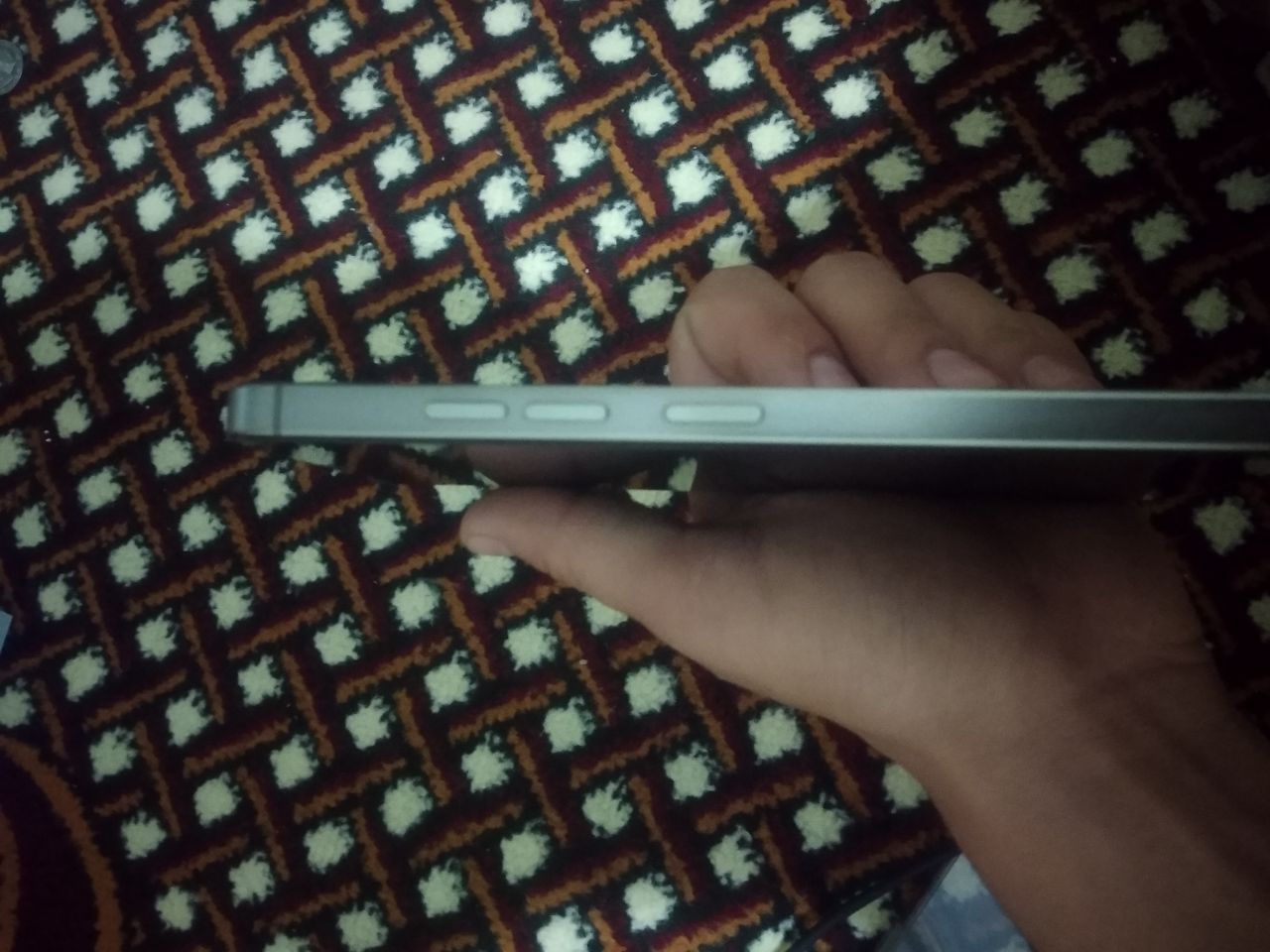 Srochni telefon sotiladi