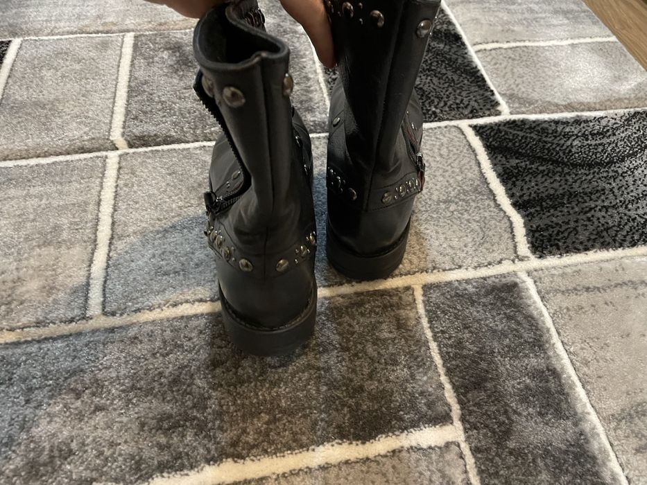 Ghete negre piele, capse si fermoar,superbe, marime 38