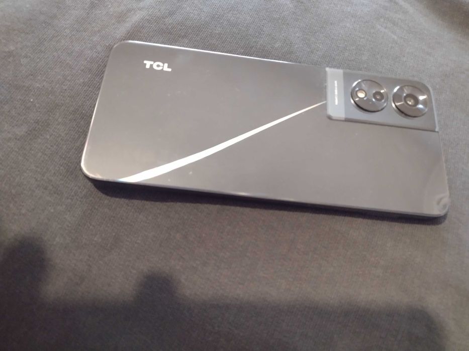 TCL 505 Телефон със супер издръжлива батерия.