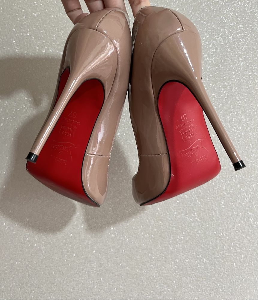 Лакированные туфли Christian Louboutin.