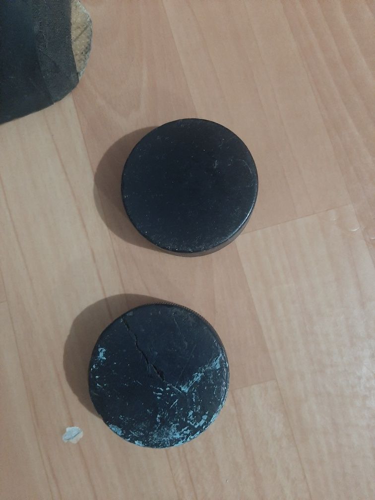 Клюшка JOFA + 2 шайбы. Б/у. Левый хват.