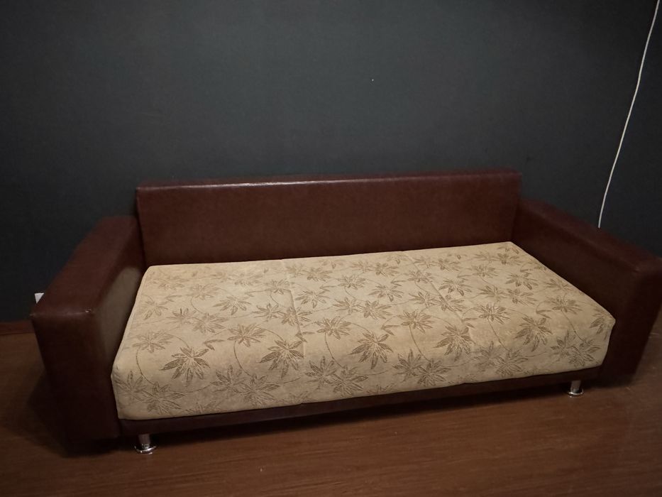 Мягкий диван в комнату