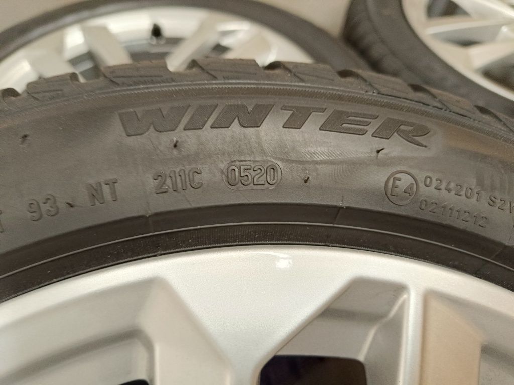 Оригинални чисти нови джанти с гуми зимни 17 цола Audi A3 дот 2020г