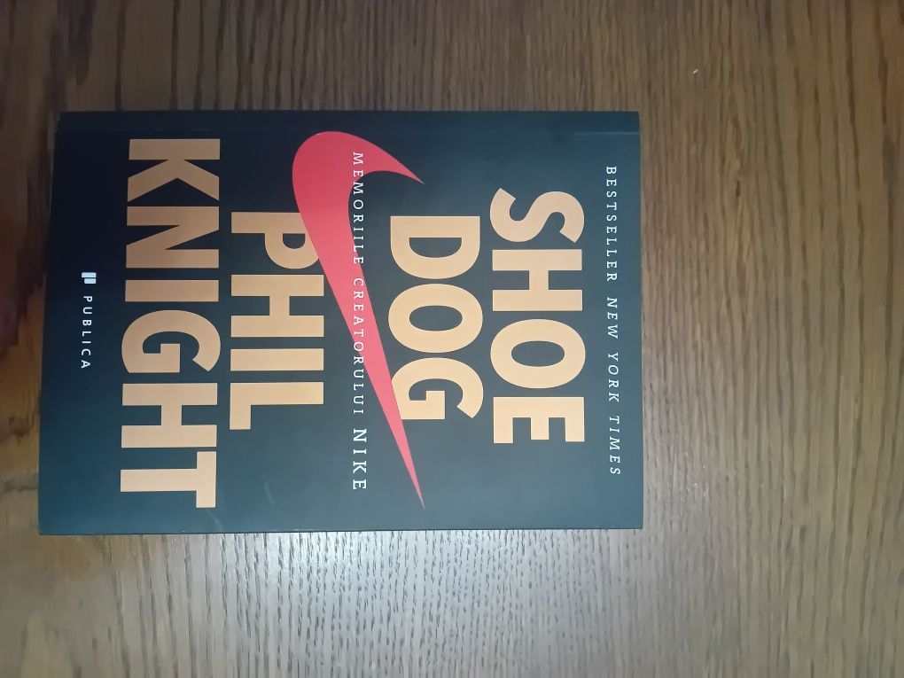 Vând cartea "Shoe Dog" de la Phil Knight