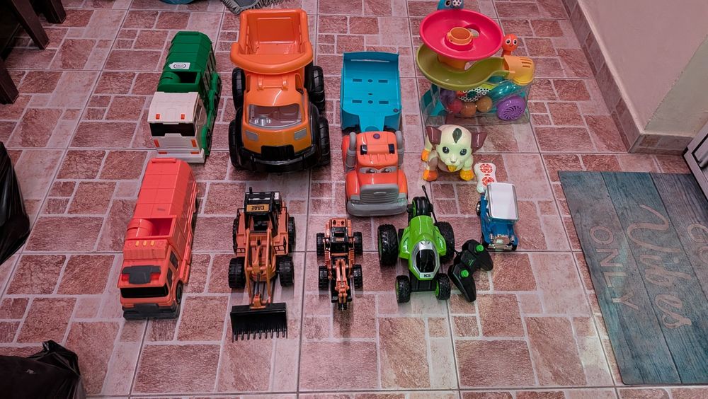 Diverse jucării  cu telecomanda,sunete și lumini