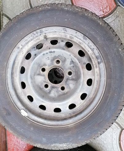 Vand 4 anvelope de vara 175/70/R14 cu jante de otel