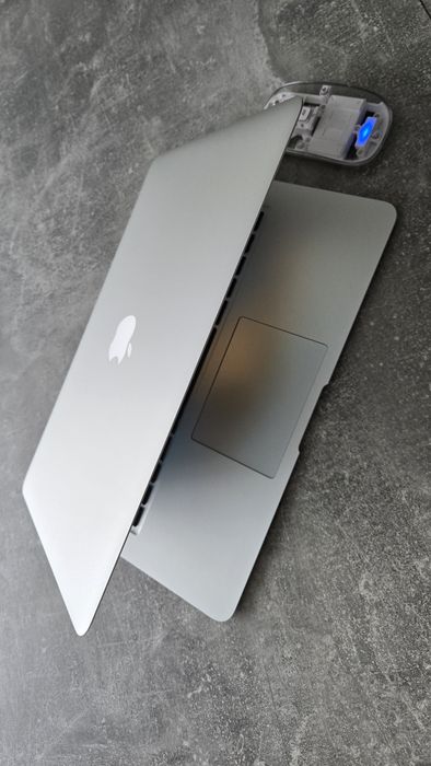 Продам MacBook air 13 / 8gb / 256gb - 2017 один владелец.