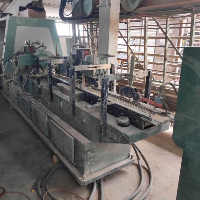 Mașină productie in serie slefuire si vopsire plinte șipci