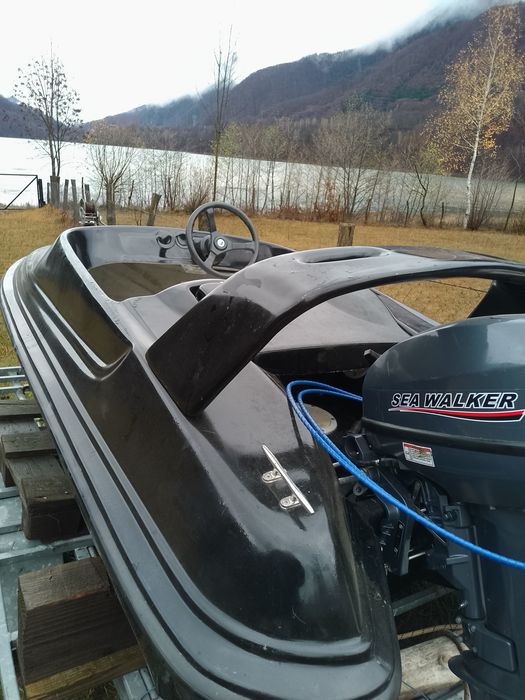 Barca de fibra cu motor in doi timpi 15 cp