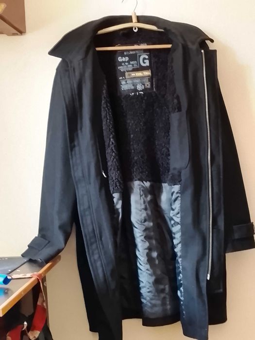 Хорошее теплое мужское пальто большого размера.