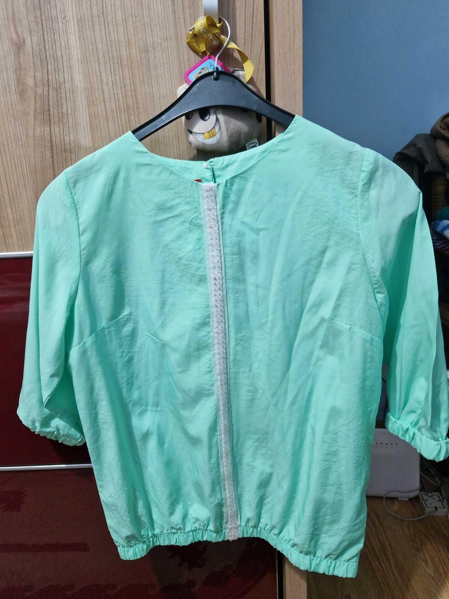 Bluza mint  elegantă cu  accesoriu din  mărgele Atmosphere,mărimea 38.