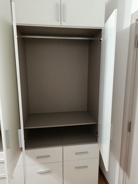 Четирикрилен гардероб с надстройка