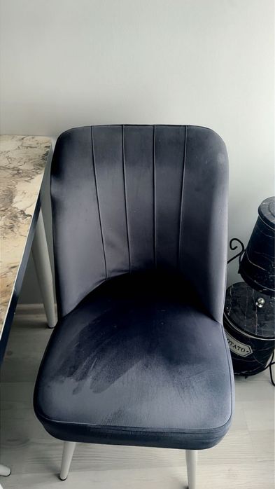 Izpozvano kato nova e stolovete v siv svqt