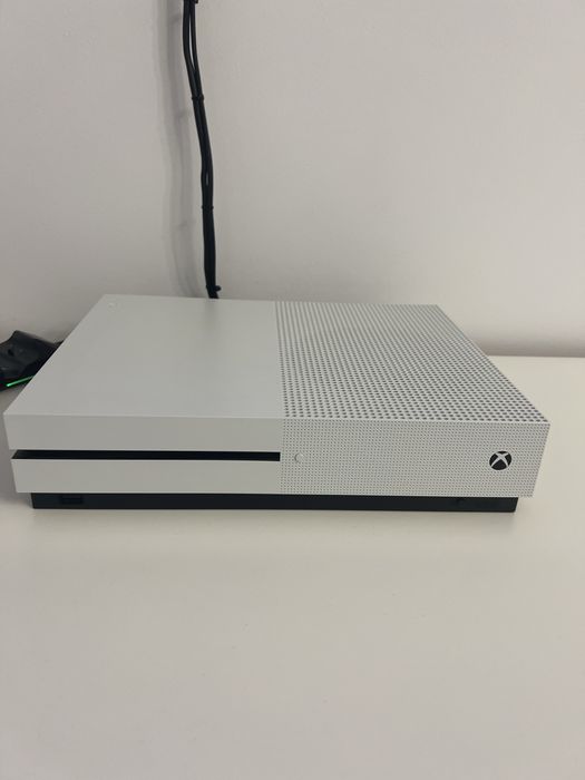 Vând Xbox One S+ 2 manete