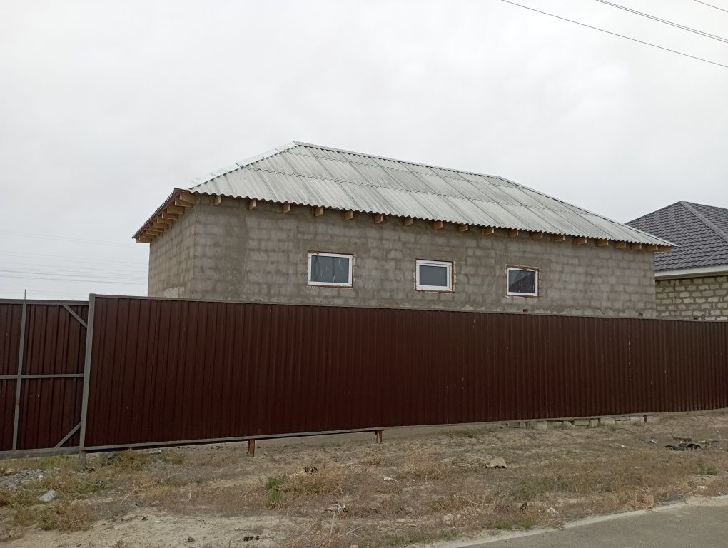 Жанаталапта бітпеген времянка сатылады ..Шарбағы қоршалған,. Гос. пос