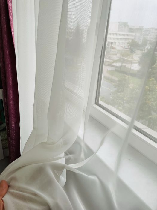 Perdea alba si draperii roz
