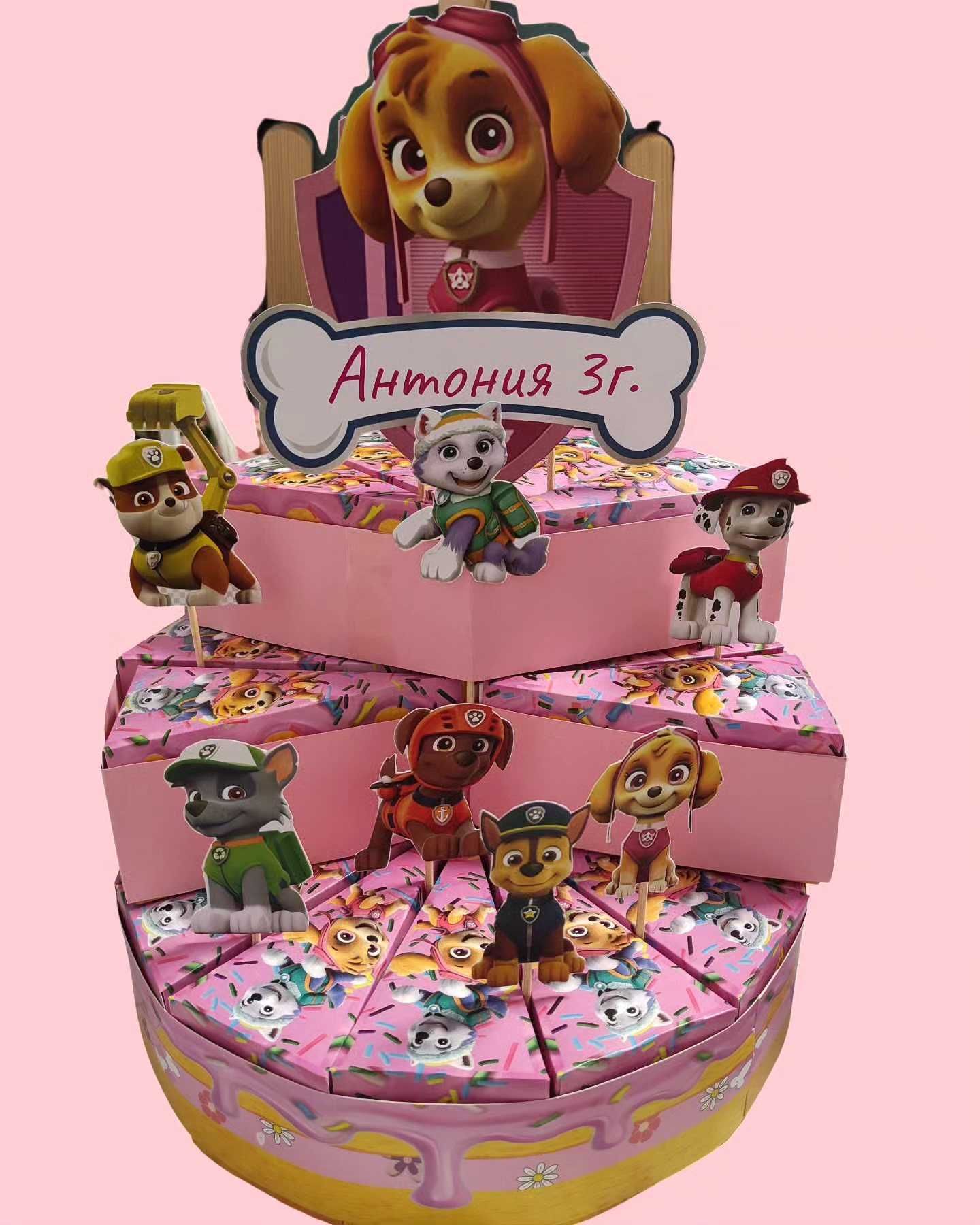 Картонена торта с анимационни герои