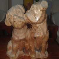 Statueta din lemn " Doi cățeluși  "