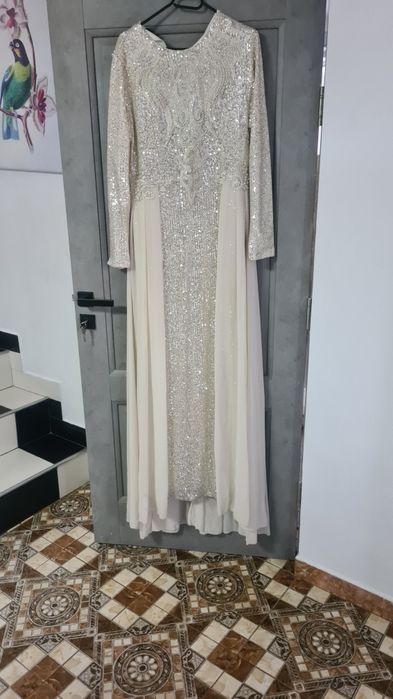 Vand rochii de ocazie