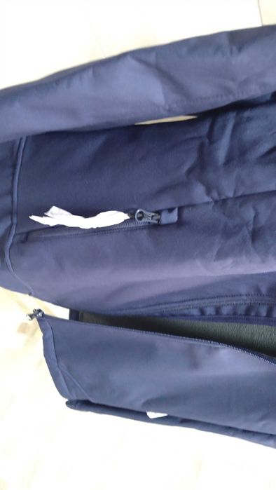 Дамско спортно яке пролет-есен с вталяваща кройка.